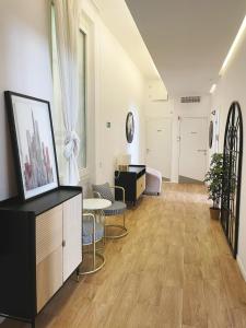 sala de estar amplia con mesa y sillas en CASA IVH BNB, en Florencia