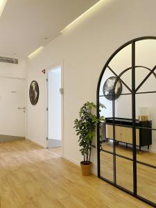 een lege kamer met een glazen deur en een potplant bij CASA IVH BNB in Florence