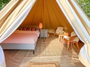 Postel nebo postele na pokoji v ubytování Greystones Glamping Tent 5