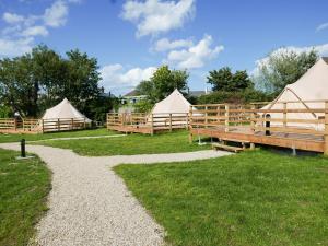 un gruppo di tende in un campo con percorso di Greystones Glamping Tent 5 a Greystones