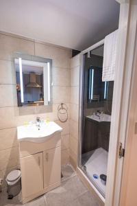 a bathroom with a shower and a sink and a toilet at Quaint 3BR l Market St Watford l Sleeps 8 in Watford