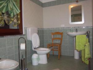 ヴェッライエスにあるLes Lillasのバスルーム(トイレ、洗面台付)