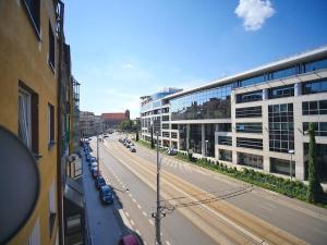 een uitzicht op een straat met auto's en gebouwen bij Stylowy apartament Blue ~self check in 24h in Wrocław