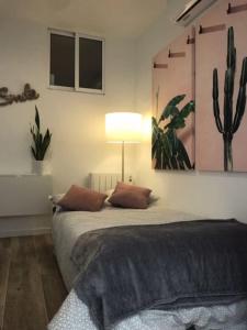 1 dormitorio con 1 cama con 2 almohadas y lámpara en Nice and calm apartment Atocha, Madrid LAC4, en Madrid