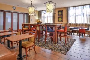 a restaurant with tables and chairs in a room at Hampton Inn Jackson-College Avenue in Jackson