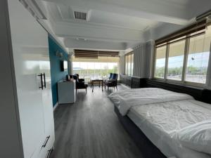 1 dormitorio con 1 cama, mesa y sillas en Yalı Beach Houses en Estambul