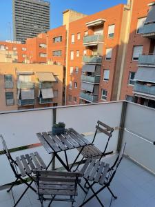 2 Stühle und ein Tisch auf dem Balkon in der Unterkunft NEW! Amazing 2 bedroom apartment in Rambla del Poblenou in Barcelona