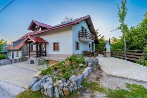 una casa con un jardín delante de ella en Mountain Escape house with indoor pool, en Fužine