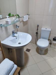 Ванна кімната в Abu Dhabi Cozy Mangrove View, Seaview 1 Bedroom 1 Partition Apartment not hotel