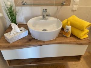 A bathroom at Gästehaus zum See