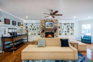 sala de estar con sofá y chimenea en Hampton Inn & Suites Amelia Island-Historic Harbor Front, en Fernandina Beach