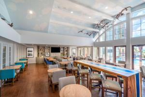 - une salle à manger avec des tables, des chaises et des fenêtres dans l'établissement Hampton Inn & Suites Amelia Island-Historic Harbor Front, à Fernandina Beach