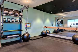 un gimnasio con mesa de ping pong y pelotas en Tru By Hilton Tahlequah, Ok en Tahlequah