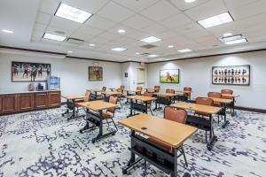 une salle de classe avec des bureaux et des chaises dans une salle dans l'établissement Hilton Garden Inn Aiken, à Aiken