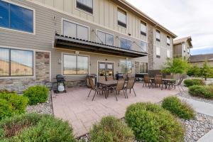 un patio avec des tables et des chaises en face d'un bâtiment dans l'établissement Hampton Inn & Suites Pinedale, à Pinedale