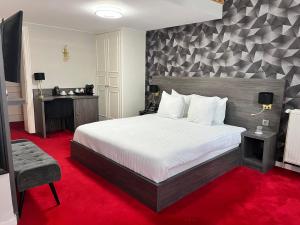 een slaapkamer met een groot bed en een rode loper bij La Bourse Hotel in Brussel