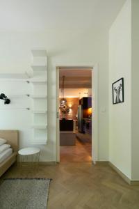 un soggiorno con pareti bianche e tavolo di Spacious 3BR apartment with AC in living room, 2 balconies a Cracovia
