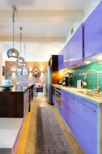 una grande cucina con armadi blu e bancone di Spacious 3BR apartment with AC in living room, 2 balconies a Cracovia