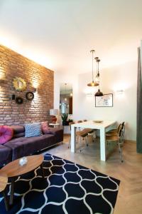 un soggiorno con divano e tavolo di Spacious 3BR apartment with AC in living room, 2 balconies a Cracovia