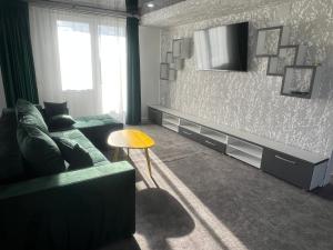 a living room with a couch and a tv at La Mara luxuri apartament 