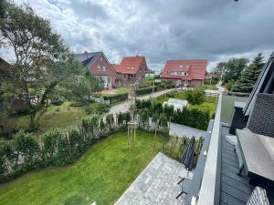 una casa con vistas aéreas al jardín en Winkelschiffchen III mit Sauna, en Juist