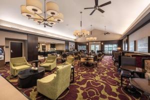 un vestíbulo de un hotel con sillas y mesas en Homewood Suites by Hilton Oxnard/Camarillo, en Oxnard