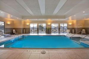 una grande piscina in una camera d'albergo con di Hampton Inn Dekalb - Near the University a DeKalb