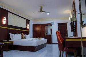 Un pat sau paturi într-o cameră la Dellagio Hotel