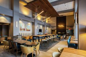 une salle à manger avec des tables et des chaises dans un restaurant dans l'établissement Hampton Inn & Suites/Foxborough/Mansfield, à Foxborough