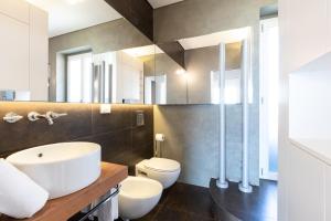 un baño con lavabo e inodoro en Città Studi Terrace Suite with Jacuzzi - Top Collection, en Milán 40 fotos más