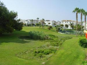 Vonkajšia záhrada v ubytovaní Apto. Urbanización Laguna Beach, 1ª línea de playa
