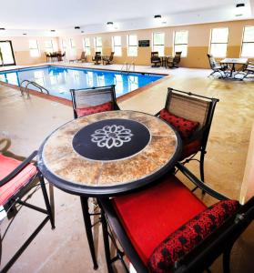 a table and chairs in front of a swimming pool at Hampton Inn Carrollton KY in Carrollton