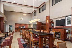 a dining room with a table and chairs at Hampton Inn & Suites Detroit Sterling Heights in Sterling Heights