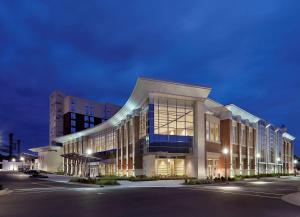 un gran edificio con muchas ventanas por la noche en DoubleTree by Hilton Lawrenceburg, en Lawrenceburg