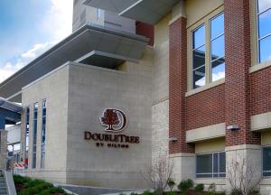 un edificio con el letrero Duuth hyler en él en DoubleTree by Hilton Lawrenceburg en Lawrenceburg