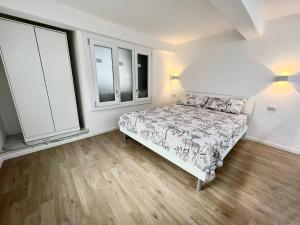 een slaapkamer met een bed en 2 ramen bij Cozy Apartment Milano Dergano M3 in Milaan