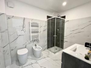 een badkamer met een douche, een toilet en een wastafel bij Cozy Apartment Milano Dergano M3 in Milaan
