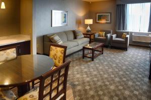 uma sala de estar com um sofá e uma mesa em DoubleTree by Hilton Lawrenceburg em Lawrenceburg