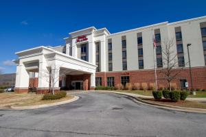 een gebouw met een weg ervoor bij Hampton Inn & Suites Huntsville Hampton Cove in Huntsville