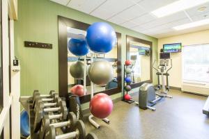 un gimnasio con globos en la pared y equipo de ejercicios en Hampton Inn & Suites Huntsville Hampton Cove, en Huntsville