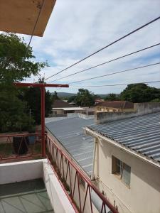 - une vue depuis le balcon d'un bâtiment avec un toit en métal dans l'établissement Despatch Self Catering Apartments, à Despatch