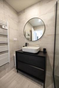 a bathroom with a sink and a mirror at Appartement Nice - Palais des Expositions in Nice