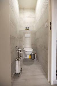a bathroom with a white toilet in a room at Appartement Nice - Palais des Expositions in Nice