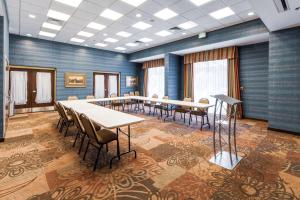 une salle de conférence avec des tables et des chaises et des murs bleus dans l'établissement Hampton Inn & Suites Huntsville Hampton Cove, à Huntsville
