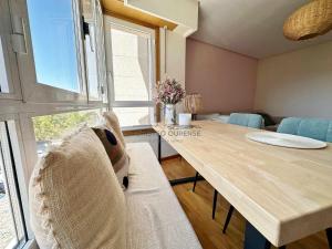 ein Esszimmer mit einem großen Holztisch und Stühlen in der Unterkunft A Estancia das Mercedes in Ourense