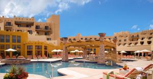 un complejo con piscina y edificios en Hilton Santa Fe Buffalo Thunder, en Santa Fe