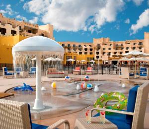 una piscina con un parque acuático con sillas y sombrillas en Hilton Santa Fe Buffalo Thunder en Santa Fe