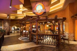 un restaurante con bar en el vestíbulo en Hilton Santa Fe Buffalo Thunder, en Santa Fe