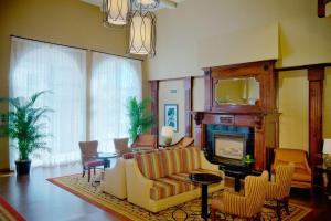 sala de estar con sofá y chimenea en Hampton Inn & Suites Salt Lake City Airport en Salt Lake City