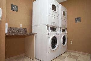 2 lavadoras y secadoras en una lavandería en Hampton Inn Oneonta, en Oneonta